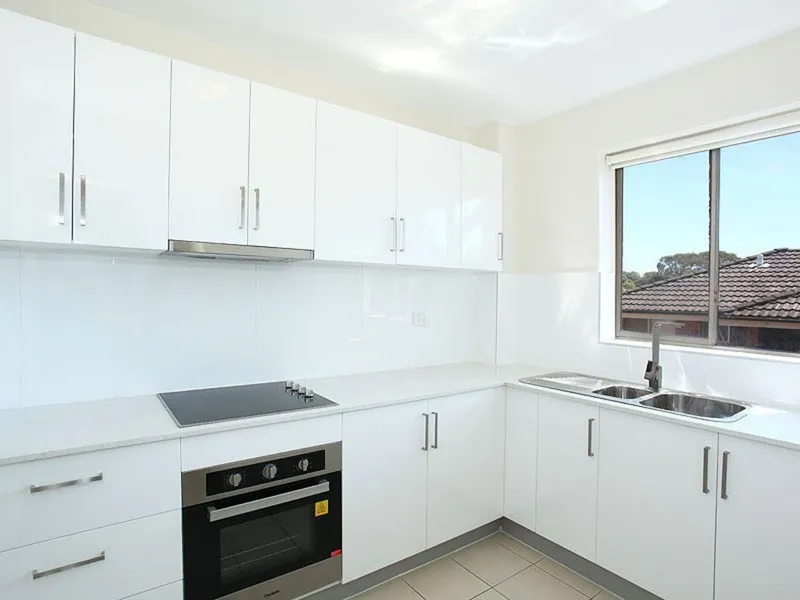 Light and spacious 2 bedroom unit with air-conditioning only a few minutes walk to Meadowbank Station