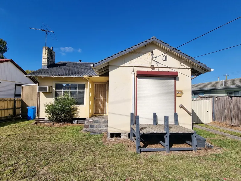 3-BEDROOM HOUSE WITH WALKING DISTANCE TO AMENITIES