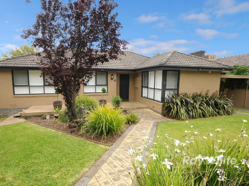 Classic Modernised Family 3 Bedroom Home - Lawn Mowing Included