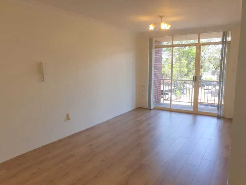 Renovated 2 Bedroom apartment in Newtown !!!!