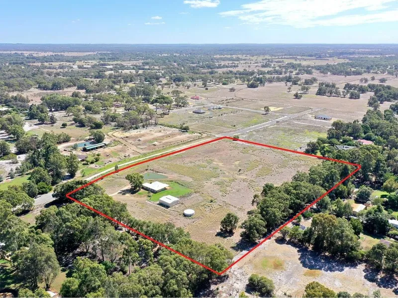 HORSIN'AROUND ON 11 ACRES!