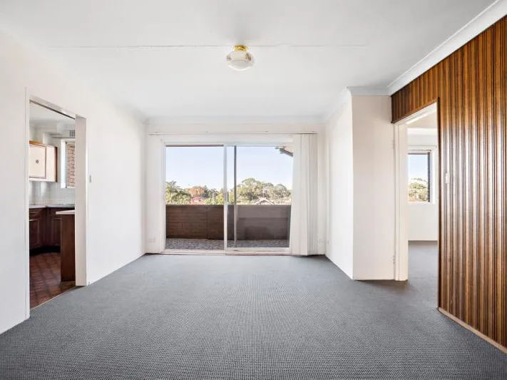 TOP FLOOR BRIGHT TWO BEDROOM APARTMENT!