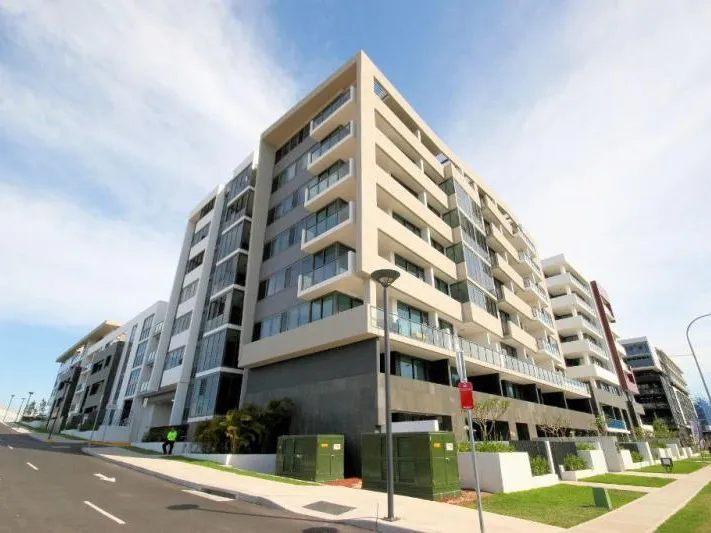 Modern 3 BEDROOMS APARTMENT IN WENTWORTH POINT