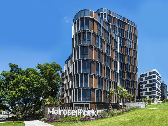 Nearly New Luxury 2 Bedroom Apartment in Melrose Park