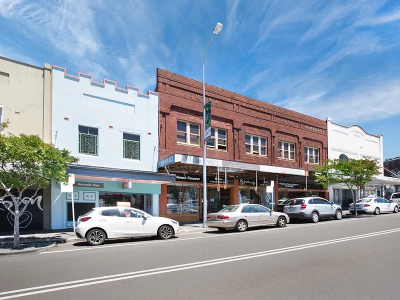 Residence and commercial outlet in an urban setting  