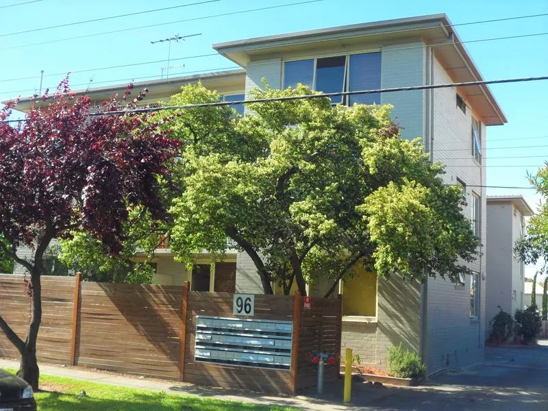 Neat 1 Bedroom Apartment In Great Essendon Location