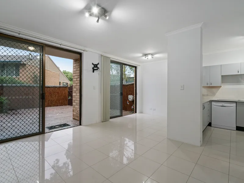 THREE BEDROOM TOWNHOME IN POPULAR LOCALE!