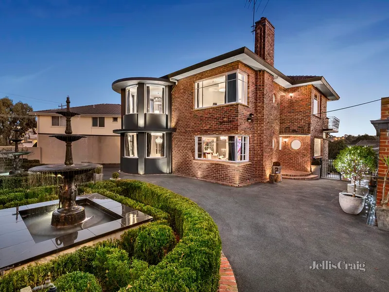 Sophisticated beauty, art deco allure