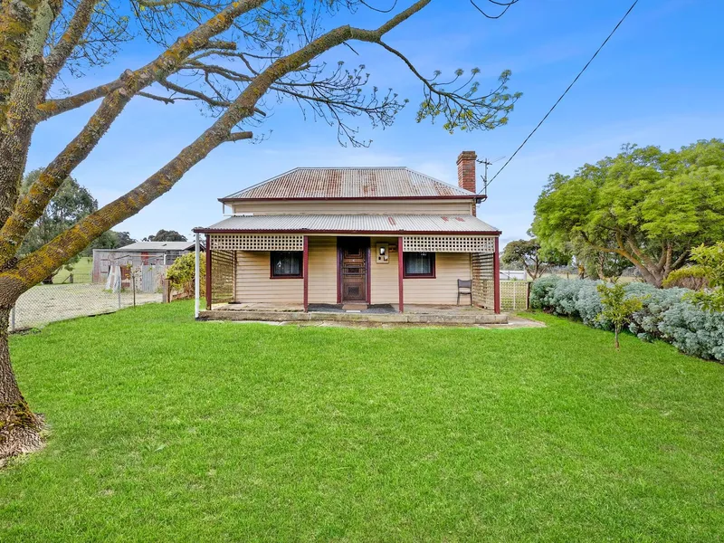 QUAINT THREE BEDROOM RURAL PROPERTY