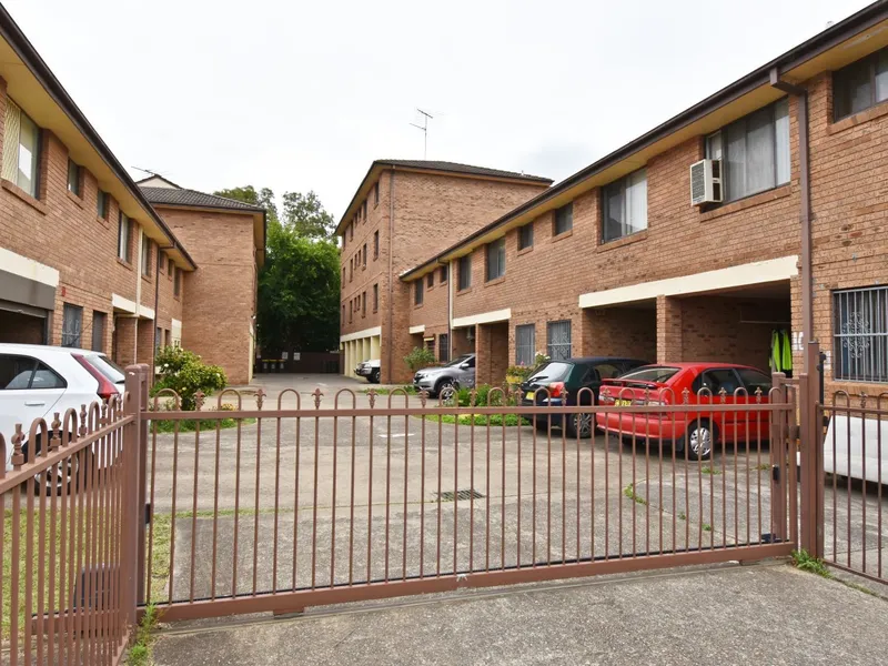 2 BEDROOM TOWNHOUSE - HANDY LOCATION in CANLEY VALE AREA