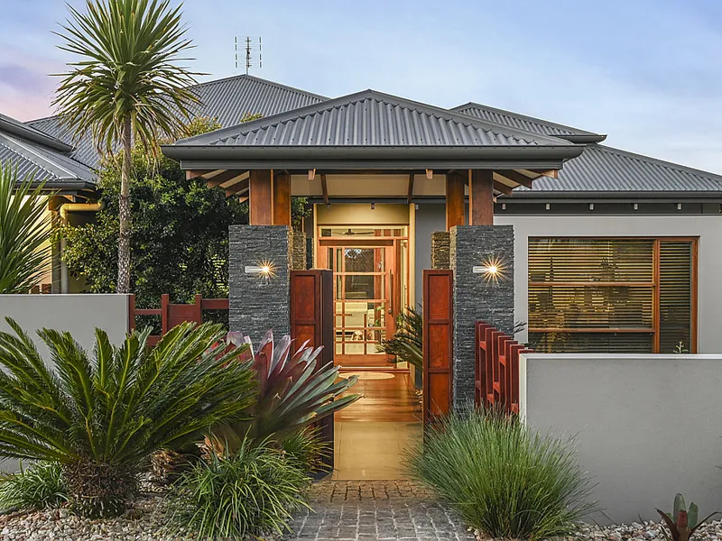 ENTERTAINERS DREAM IN PRIME LOCATION!