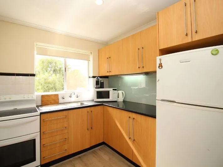 SPACIOUS 2 BEDROOM UNIT - EXCELLENT LOCATION!