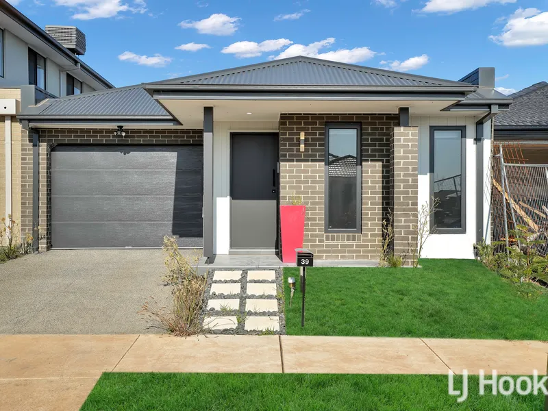 MODERN BRAND NEW 4 BEDROOM HOME!