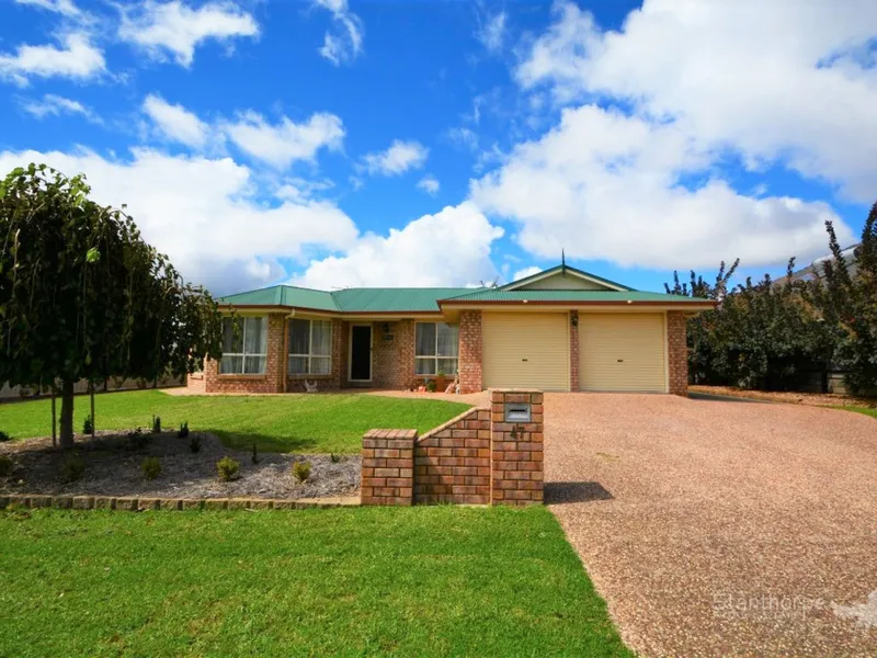 STANTHORPE – LARGE MODERN 4 BEDROOM 2 BATHROOM 2 LIVING BRICK RESIDENCE WITH SOLAR