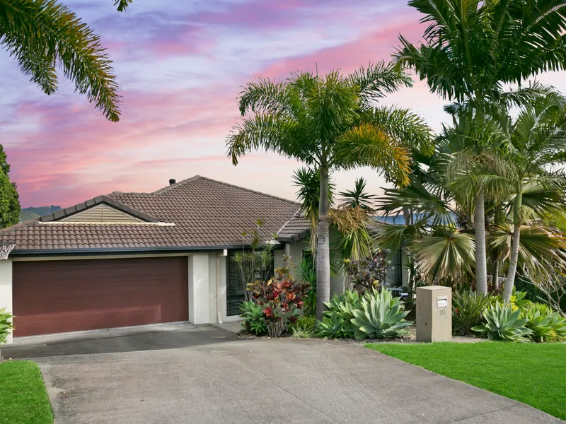 SUPERB FAMILY LIVING IN THE HIGHLY DESIRABLE CLOVER HILL ESTATE
