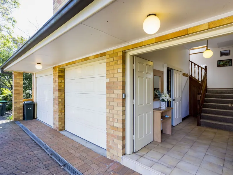 HOT LOCATION. CLOSE TO ALL CONVENIENCES. LOW MAINTENANCE HOUSE WITH DBL LOCK UP GARAGE