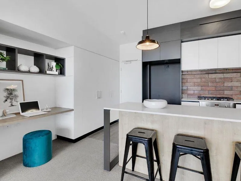 SPACIOUS 2 BEDROOM ON TOP FLOOR!