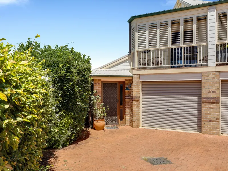 LARGE RANGEVILLE UNIT - EXCELLENT LOCATION