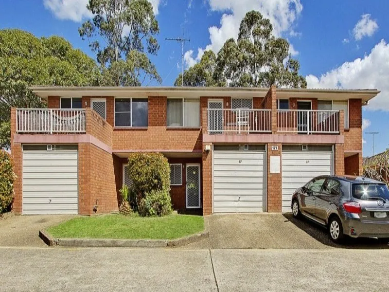 3 Bedroom Townhouse close to schools and shops with Brand New Kitchen