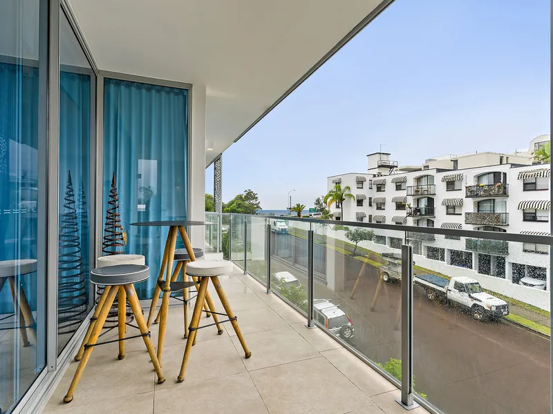 Golden Triangle Beachside Apartment with Ocean View plus Rooftop Entertaining, Close to Everything!