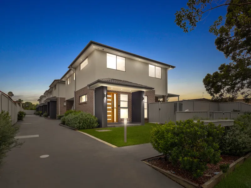 FREE STANDING 4 BEDROOM TOWNHOUSE! | DOUBLE GARAGE!