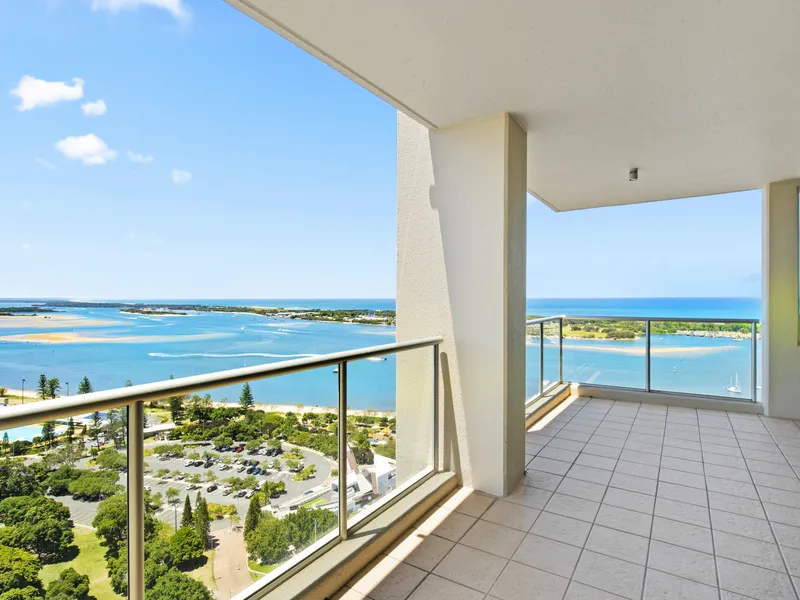 North Facing Sky Home With Sweeping Broadwater Views