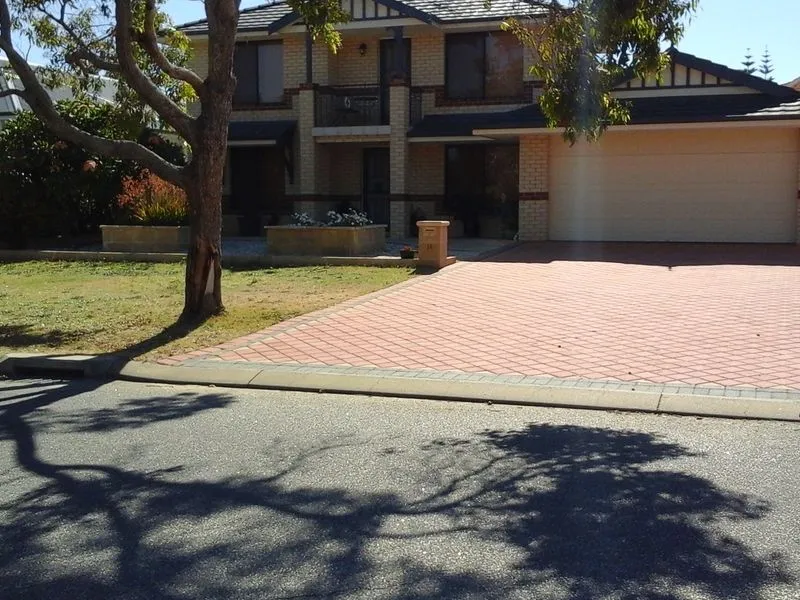 LARGE FAMILY HOME CLOSE TO MARINA