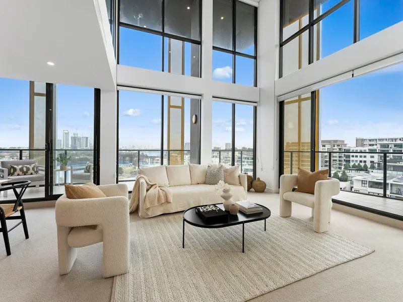 Luxurious 3 bedroom penthouse with water views