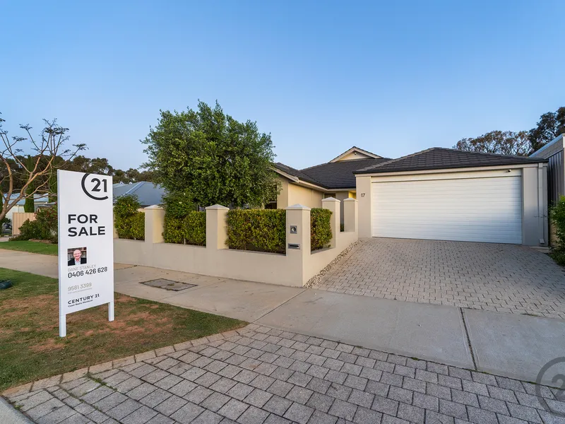 Exquisite Family Home, Pool & Golf Course!!