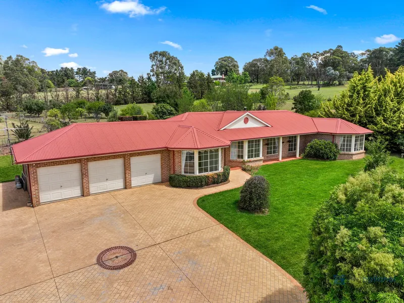 Welcome to Green Acres Country living at its best!