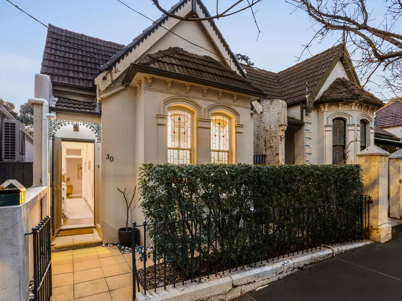 Stunning Victorian beauty in quiet yet ultra-central street