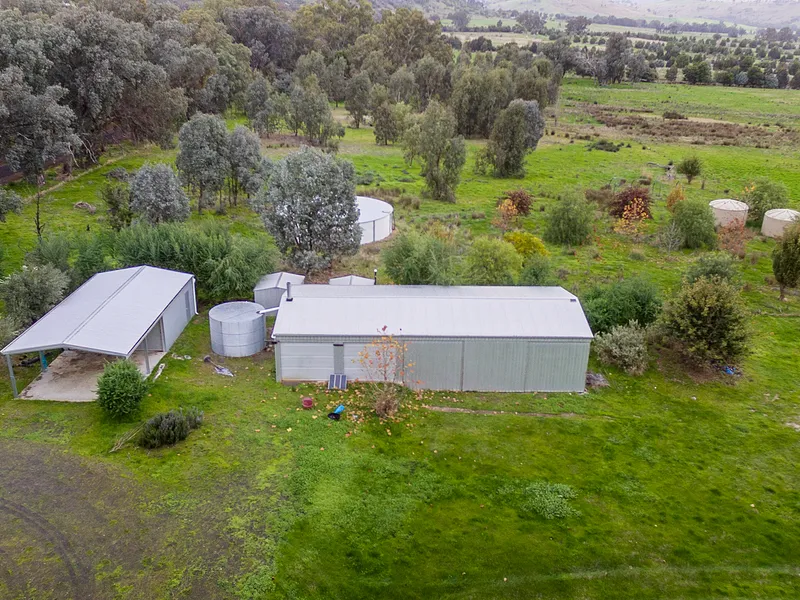 104 acre lifestyle property....what a wonderful retreat