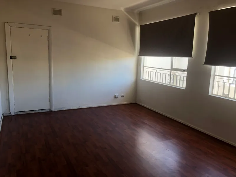 Upstairs Studio Apartment in Great Location