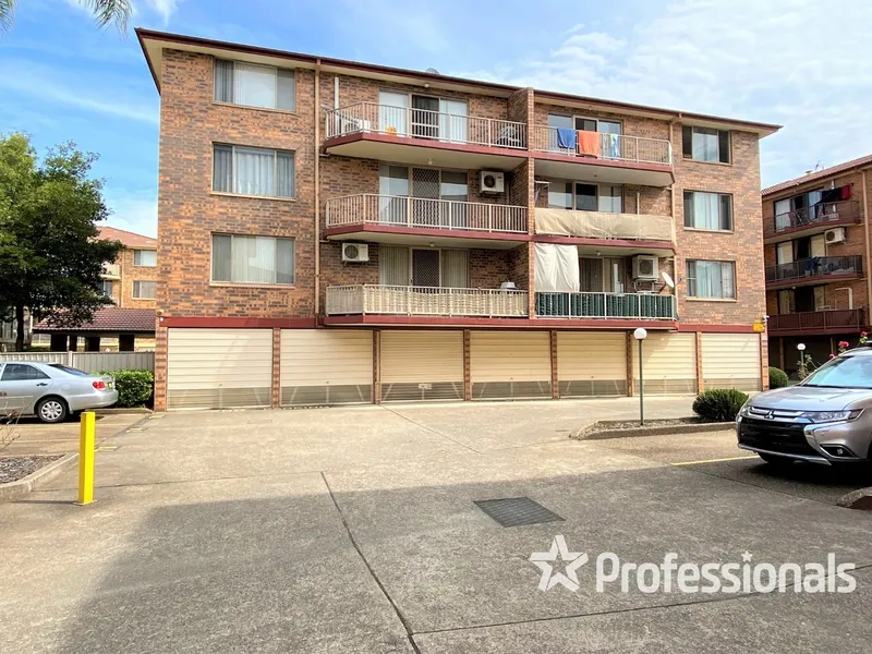 WELL PRESENTED TWO BEDROOM UNIT - ACCESS TO THE COMPLEX POOL AND TENNIS COURT!