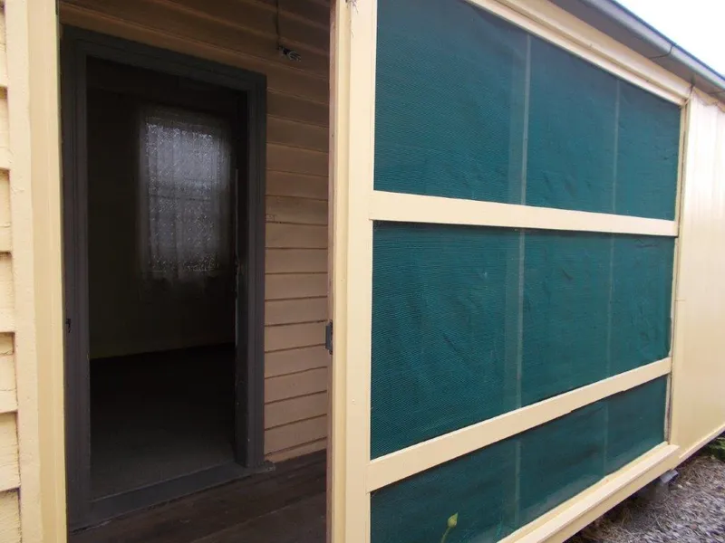 1 BEDROOM FLAT IN HANDY LOCATION