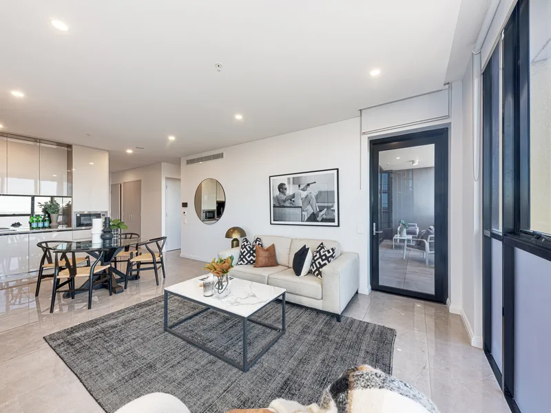 Boutique apartment with abundant light and expansive views