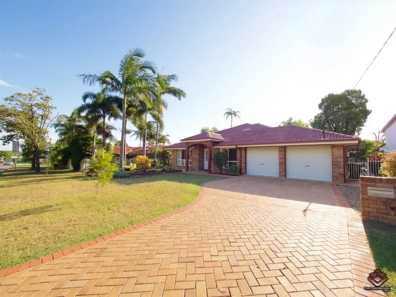 Big Beautiful 4 bedroom family house in most convenience location $560 pw available 28/04/2021