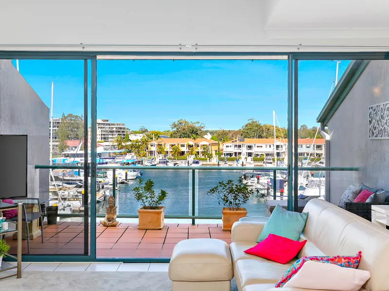 PENTHOUSE LEVEL- WATERFRONT APARTMENT ON THE HARBOUR OVERLOOKING RABY BAY