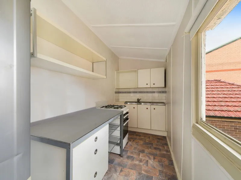 SPACIOUS APARTMENT IN THE HEART OF HUNTERS HILL