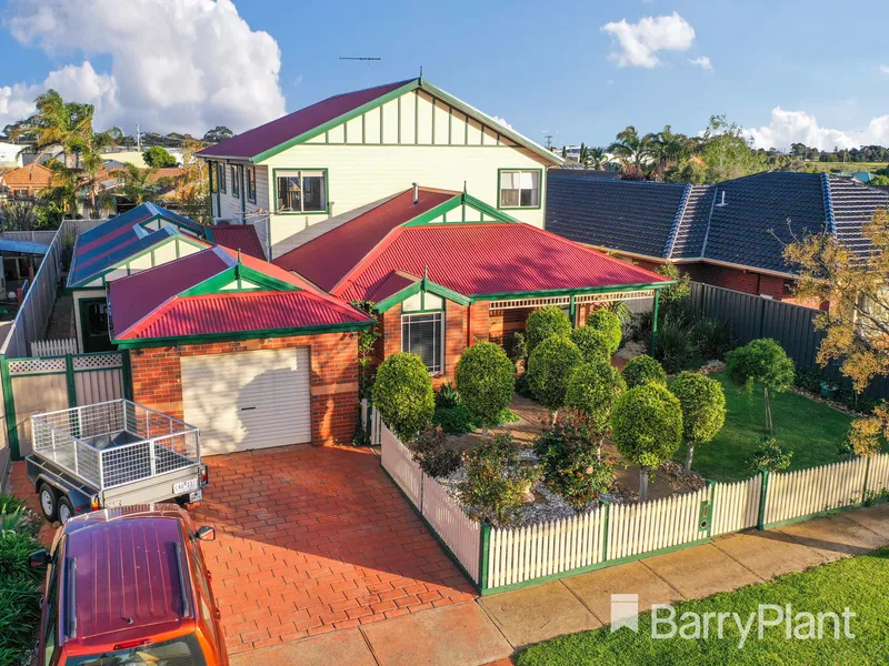 LUXURY LIVING CLOSE TO WERRIBEE RIVER - INCLUDES LAWN MOWING