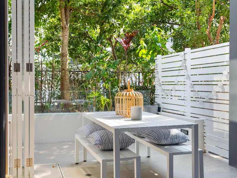 PRIVATE & ELEGANT TERRACE BY THE BROADWATER