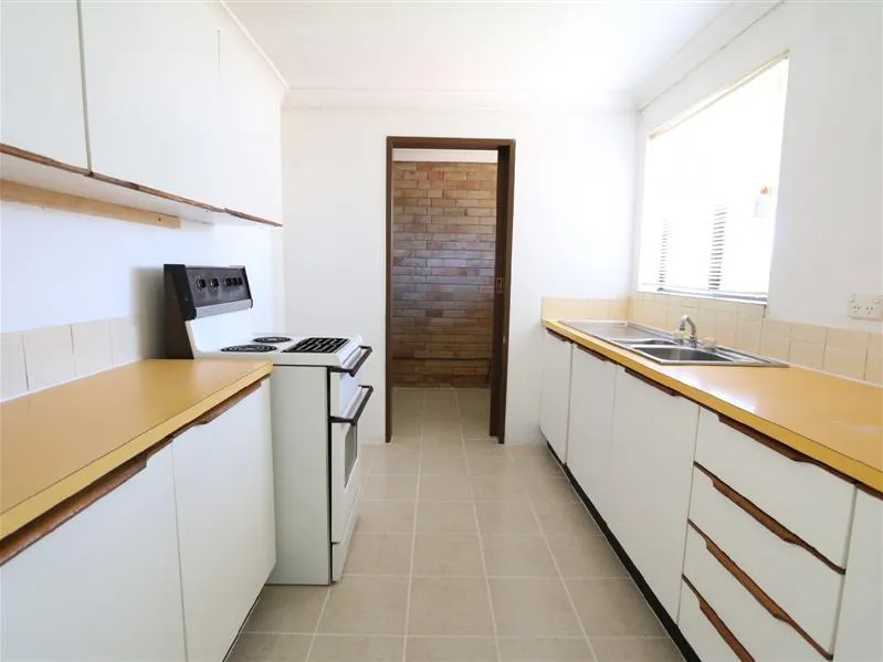 1ST FLOOR 2 BEDROOM UNIT | CLOSE TO SCHOOL/SHOPS/PLAYING FIELDS!!