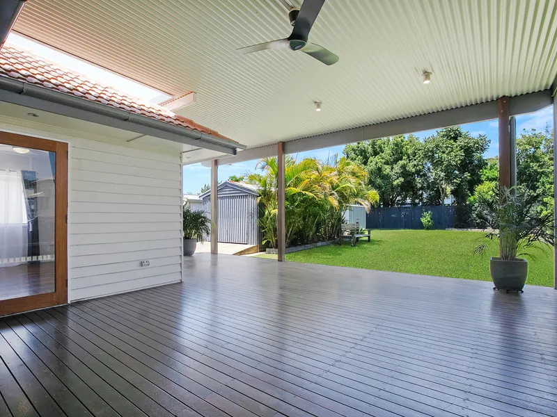 Gorgeous bayside cottage with shed, deck and huge yard!
