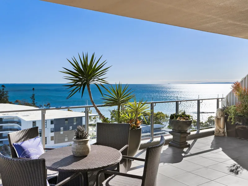 NORTH-FACING PENTHOUSE WITH SUBLIME HORIZON VIEWS