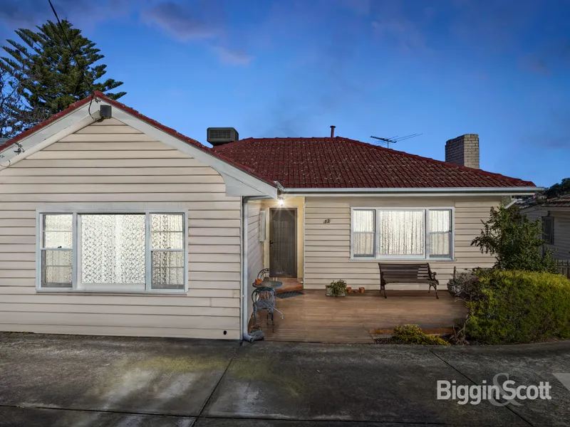 PARKSIDE BLISS WITH PLENTY OF AMAZING POTENTIAL!