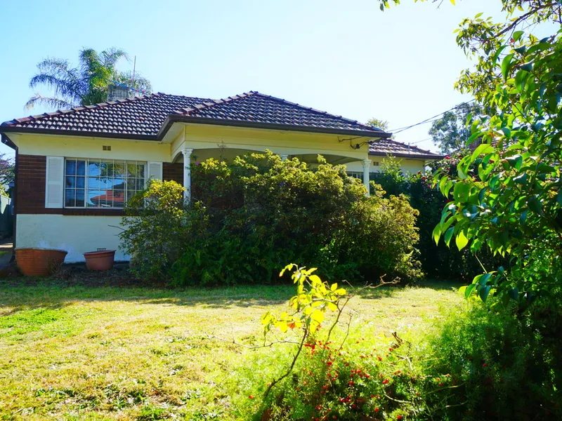 Prime Location 3 bedrooms house with plenty of storage