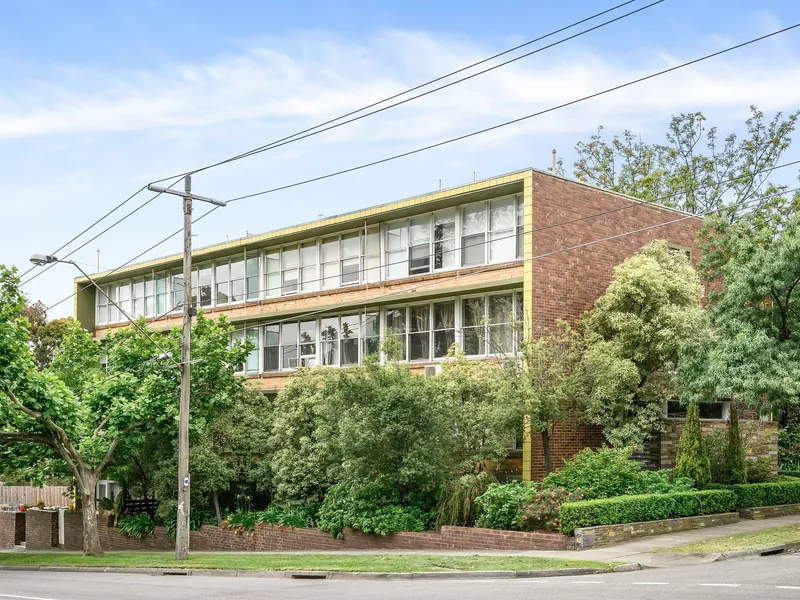 Leafy Parkside Perfection set in Architectural Icon