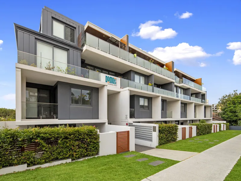 Modern One Bedroom Apartment with Study Area