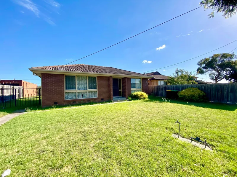 THREE BEDROOM HOUSE WITH LARGE BACKYARD! | HODGES CAULFIELD