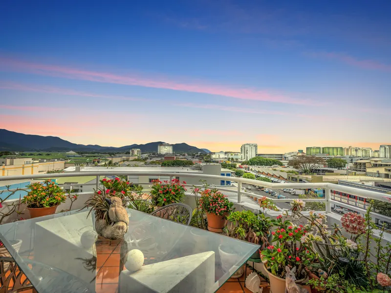 Panama on Spence - Sub-Penthouse Apartment as big as a house!